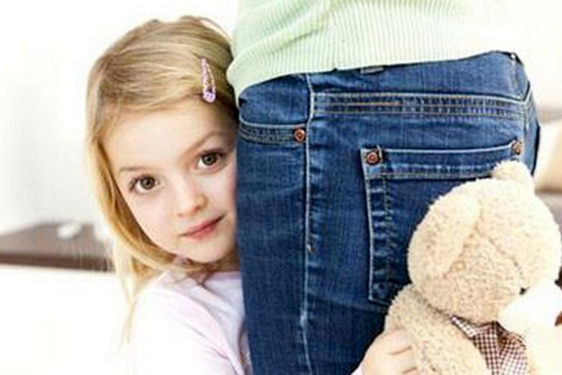 孩子见人就害羞，不敢与人正常交流，如何让孩子活泼一点