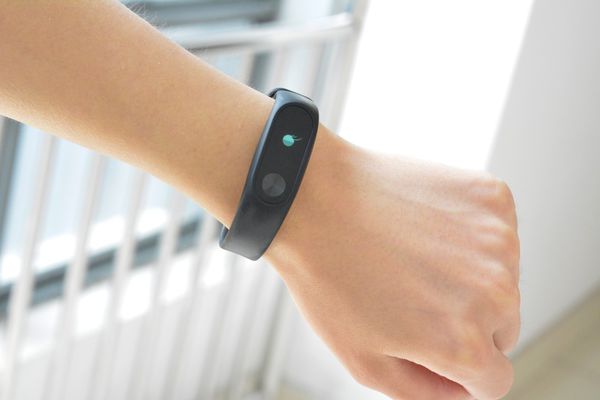 小米手环4如何使用 小米手环4怎么开机