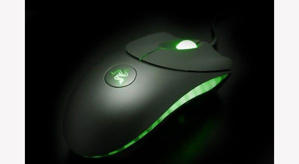 如何解决电脑关机后鼠标灯常亮的问题?