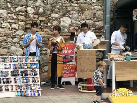 全员摆摊是什么梗 爱豆摆地摊的图片