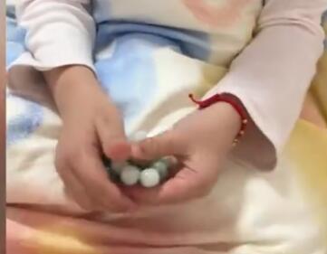 小学生开始流行盘手串 学生们表示盘手串比较解压